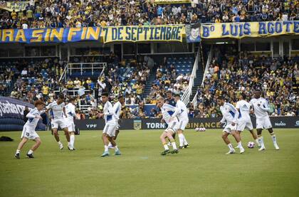 Los jugadores de Boca hacen el calentamiento previo en el estadio de Rosario Central 