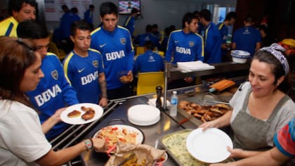 Los jugadores de Boca hacen filan en el buffet