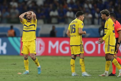 Los jugadores de Boca Juniors lamentan su eliminación por penales ante Cruzeiro en la Copa Sudamericana