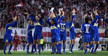 Los jugadores de Boca saludan al público al ingresar a la cancha