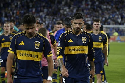 Los jugadores de Boca se retiran cabizbajos tras la caída ante Vélez en el Amalfitani