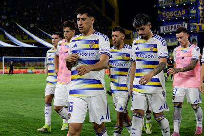 Los jugadores de Boca se retiran de la cancha con rostros de desazón