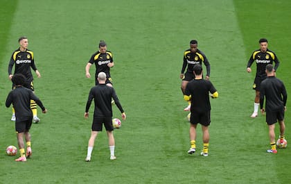 Los jugadores de Borussia Dortmund, en el campo de juego de Wembley, entrando en calor para jugar con Real Madrid la final de la Champions League.
