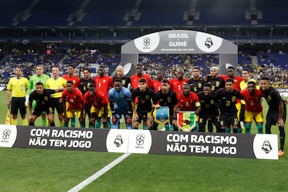 Los jugadores de Brasil y Guinea posan con un mensaje contra el racismo previo a un partido amistoso, el sábado 17 de junio de 2023