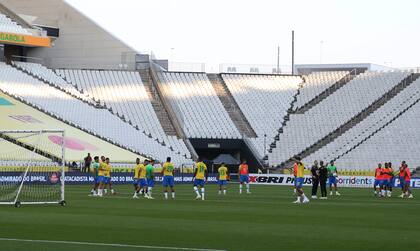 Los jugadores de Brasil y un entrenamiento a puertas abiertas... Luego de la suspensión del partido con Argentina, los locales se quedaron en el campo de juego de Corinthians