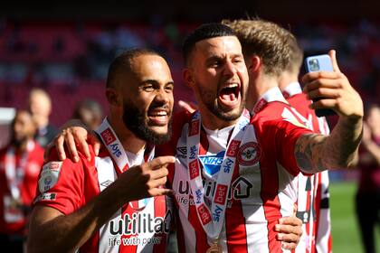 Los jugadores de Brentford, un club apoyado en el Big Data, festejan en el estadio de Wembley