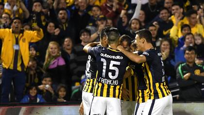 Los jugadores de Central festejan el gol de Teo Gutiérrez que abrió el marcador