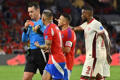 Los jugadores de Chile reclaman en el partido contra Perú