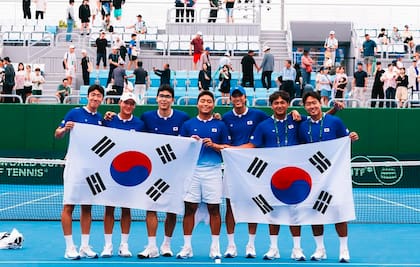Los jugadores de Corea del Sur, en septiembre pasado, tras vencer a Kazajistán, de locales: Hyeon Chung, el tercero desde la izquierda, es el líder