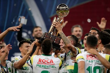 Los jugadores de Defensa y Justicia de Argentina festejan tras conquistar la Recopa sudamericana, con una victoria por penales sobre Palmeiras