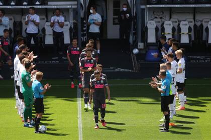 Los jugadores de Derby County le hicieron el pasillo al campeón Leeds