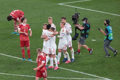 Los jugadores de Dinamarca celebran al final del partido de fútbol del Grupo B de la UEFA EURO 2020 entre Rusia y Dinamarca en el estadio Parken de Copenhague el 21 de junio de 2021.
