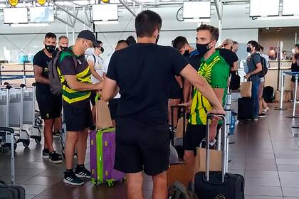 Los jugadores de Defensa y Justicia en el aeropuerto de Santiago, antes de emprender el regreso a Buenos Aires
