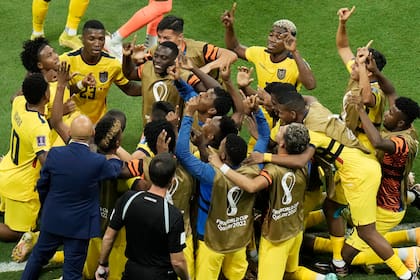 Los jugadores de Ecuador Enner Valencia celebran su segundo gol en la victoria 2-0 ante Qatar por el Grupo A del Mundial, el 20 de noviembre de 2022, en Jor, Qatar. (AP Foto/Hassan Ammar)