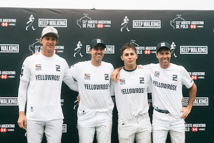 Los jugadores de Ellerstina en la entrega de la copa Johnnie Walker.