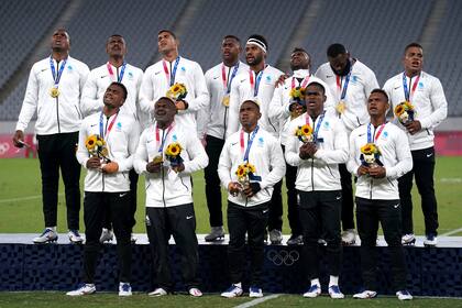 Los jugadores de Fiji celebran con las medallas de oro después del partido final de la medalla de oro de Rugby Seven masculino en el Estadio de Tokio el quinto día de los Juegos Olímpicos de Tokio 2020 en Japón. Fecha de la fotografía: miércoles 28 de julio de 2021.