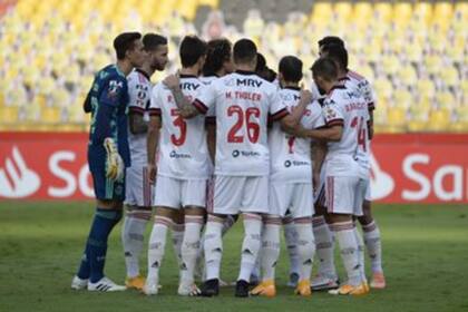 Los jugadores de Flamengo, en la última arenga previa al comienzo de su partido frente a Barcelona, de Ecuador, en Guayaquil.