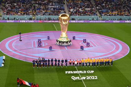 Los jugadores de Francia y Australia se alinean antes del partido del Grupo D de la Copa Mundial de la FIFA Qatar 2022 entre Francia y Australia en el estadio Al Janoub