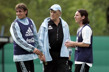Alfio "Coco" Basile, durante su etapa como entrenador del seleccionado argentino. A su lado, Gabriel Heinze (izquierda) y Lionel Messi (derecha).