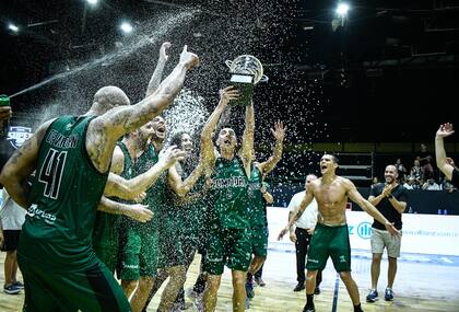 Los jugadores de Gimnasia festejan con la Copa Súper 20 de la Liga Nacional