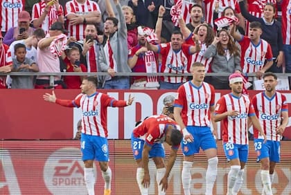Los jugadores de Girona festejan uno de los cuatro goles en la victoria 4-2 ante Barcelona que los clasificó a la próxima Champions League