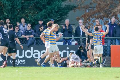 Los jugadores de Hindú festejan uno de los tries contra CASI, por la fecha 14 del Top 12, luego de dos fines de semana de receso.