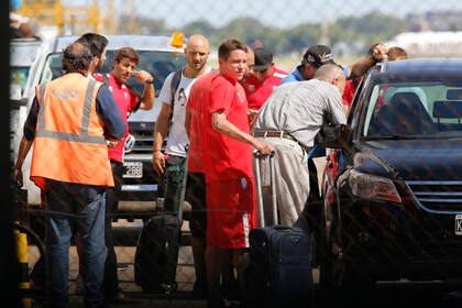 Los jugadores de Huracán en su llegada a Aeroparque