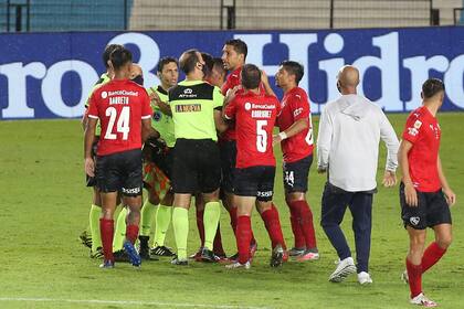 Los jugadores de Independiente rodean a Mauro Viglliano tras la sanción del penal que definió el clásico