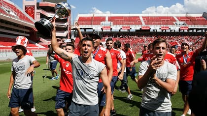 Los jugadores de Independiente y el festejo en su cancha