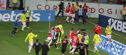Los jugadores de Inter y Gremio terminaron a los golpes tras el clásico que ganó el primero 1-0 en Porto Alegre