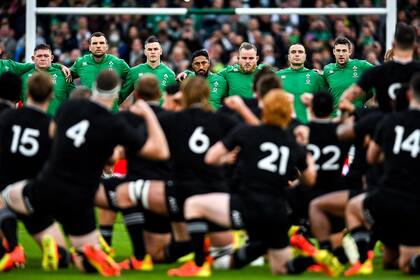 Los jugadores de Irlanda observan el tradicional haka