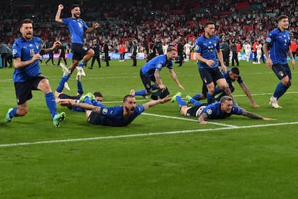 Los jugadores de Italia celebran después de ganar el partido de fútbol final de la UEFA EURO 2020 entre Italia e Inglaterra en el estadio de Wembley en Londres el 11 de julio de 2021.