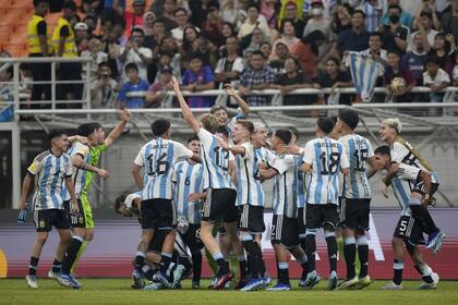 Los jugadores de la Argentina celebran el triunfo ante Brasil en el Mundial Sub 17 de Indonesia