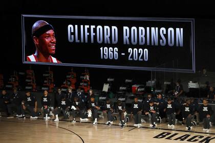 Los jugadores de la NBA, de rodillas durante el himno, y un homenaje al recientemente fallecido Clifford Robinson