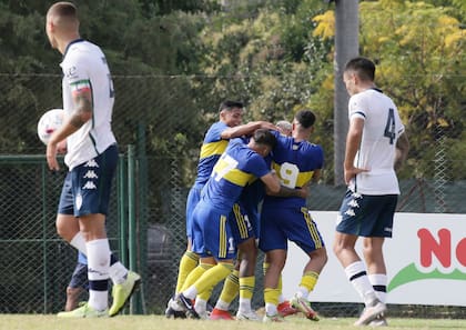 Los jugadores de la reserva abrazan a Alvariño, autor del segundo gol de Boca ante Vélez, en el triunfo por 3-2; fue hace diez días