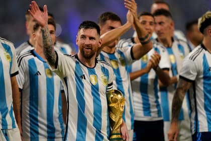 Los jugadores de la selección argentina, con Lionel Messi a la cabeza, festejan ante el público