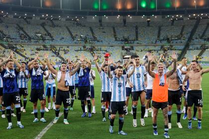 Los jugadores de la selección argentina saludaron al público