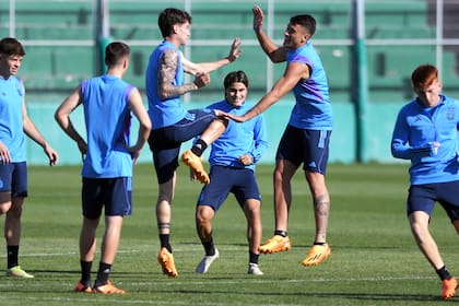 Los jugadores de la selección argentina se divierten en uno de los entrenamientos previos al partido ante Nueva Zelanda.