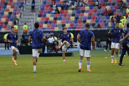 Los jugadores de la selección argentina Sub 20 hacen la entrada en calor previa al duelo ante Guatemala.