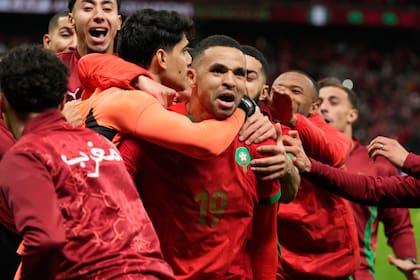 Los jugadores de la selección de Marruecos festejan la victoria por penales ante Nigeria