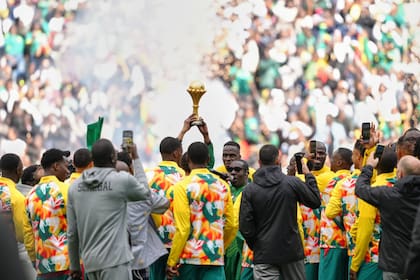 Los jugadores de la selección de Senegal exhibieron su trofeo de la Copa de África antes del partido con Perú en Saint-Denis, luego de que la CAF falló en favor de Marruecos y le quitó el título