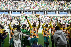 Senegal, en rebeldía: exhibió la Copa de África que se le quitó hace una semana y se la mostró al mundo