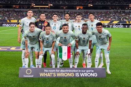 Los jugadores de la seleccón de México posan previo a un partido ante Surinam de la Copa Oro de la CONCACAF en Arlington, Texas. (AP Foto/Julio Cortez)