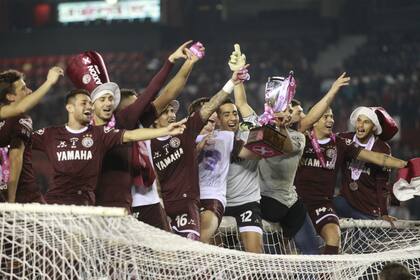 Los jugadores de Lanús celebraron a lo grande en el Monumental