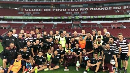 Los jugadores de Lanús en el Arena Gremio tras la práctica