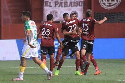 Los jugadores de Lanús festejan el gol convertido por Nicolás Thaller (23), el primero del encuentro frente a Defensa y Justicia por el grupo C de la Zona Complementación de la Copa Diego Armando Maradona.