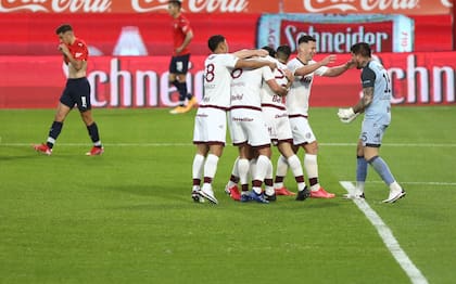 Los jugadores de Lanús festejan el triunfo al final del partido