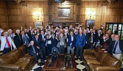 Los jugadores de las seis categorías campeonas de CUBA en 1965 posan para LA NACION