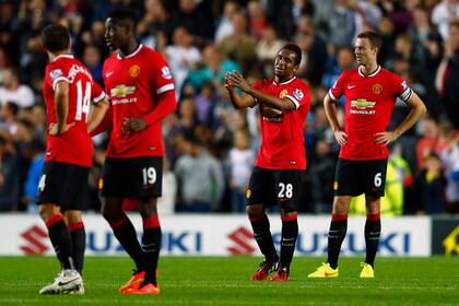 Los jugadores de Manchester United se miran sin reacción