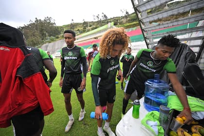 Los jugadores de Mushuc Runa, durante un descanso en el entrenamiento en la altura